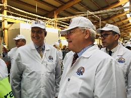 Томский губернатор показал Маркусу Эдереру и послам европейских стран одну из лучших в Европе ферм