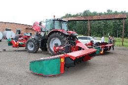 Первый высокопроизводительный трактор Massey Ferguson c 9-метровой косилкой Kverneland для заготовки кормов появился в томском сельхозкооперативе