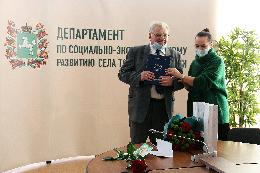 Губернатор Сергей Жвачкин поздравил с юбилеем ветерана АПК