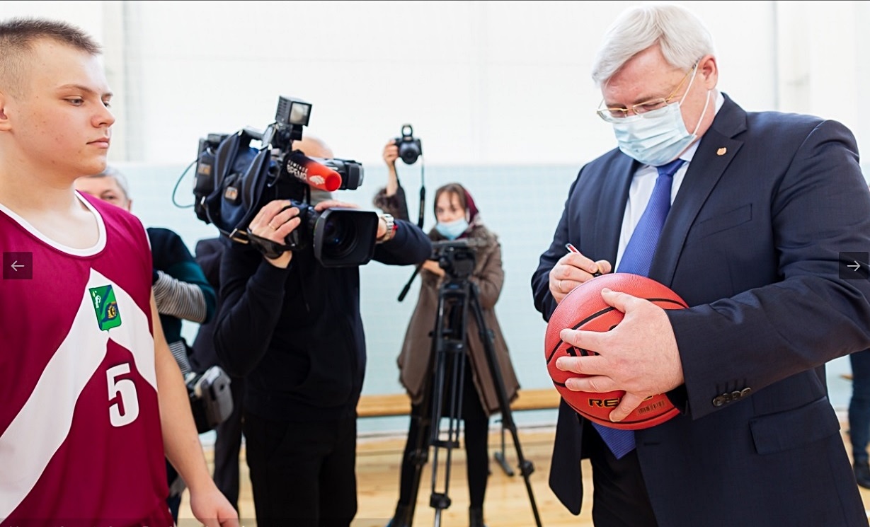 Сергей Жвачкин оставил свой автограф на баскетбольном мяче.