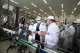 Губернатор Сергей Жвачкин посетил молочный завод в Нелюбино
