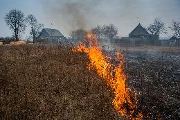 Сто возгораний ликвидировали томские пожарные за один день