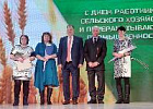 Вице-губернатор Андрей Кнорр поздравил аграриев Первомайского района